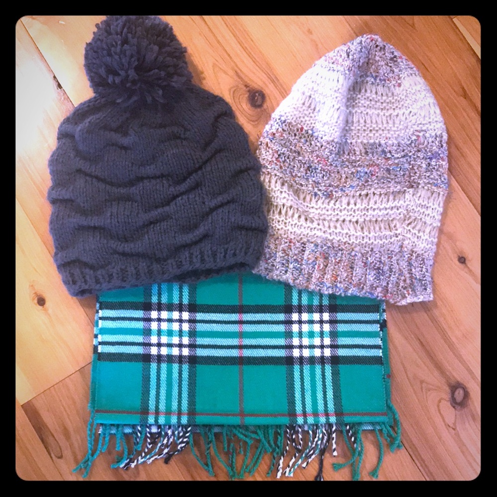 Bundle of two hats and a scarf